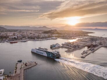 el ferry eleanor roosevelt entrando en el puerto de denia