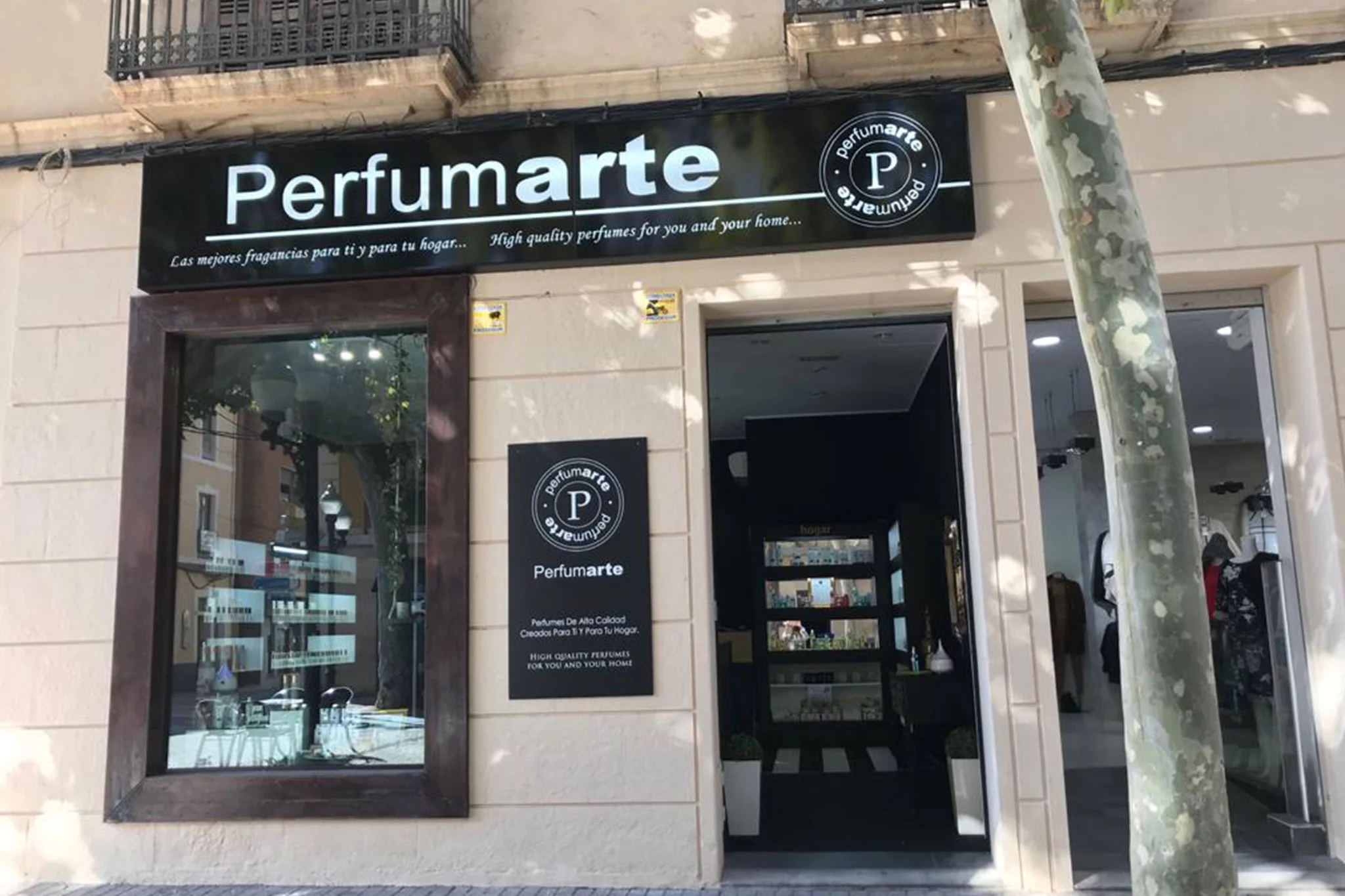 Entrada de Perfumarte en la calle Marqués de Campo, en Dénia