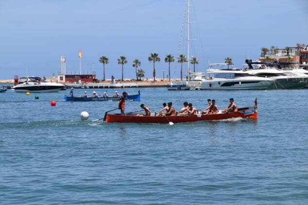 El puerto de Dénia acogió el pasado fin de semana el Campeonato de España de Remo con récord de participación 1 Imagen: Equipos de remo en plena competición