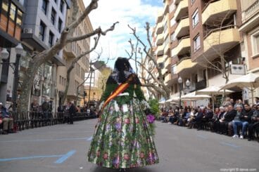 fallera mayor durante una ofrenda en denia
