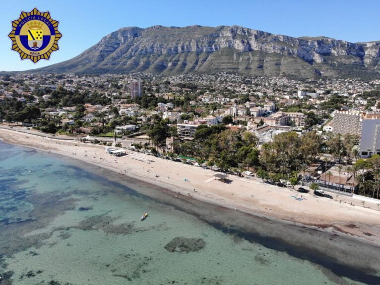 Foto des Strandes von Dénia, aufgenommen von der Drohne der örtlichen Polizei