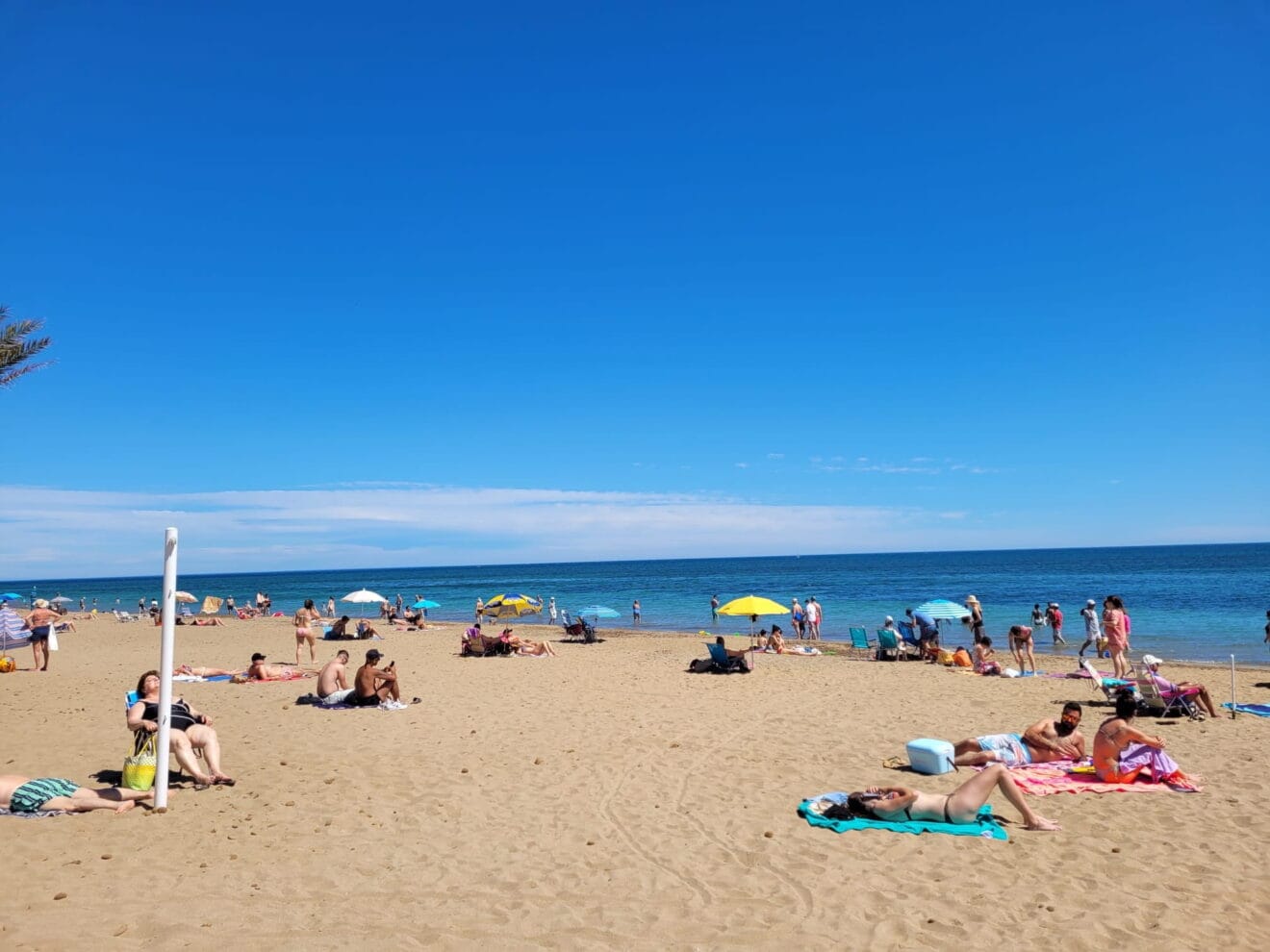 Gente disfrutando del buen tiempo en la playa durante el pasado domingo