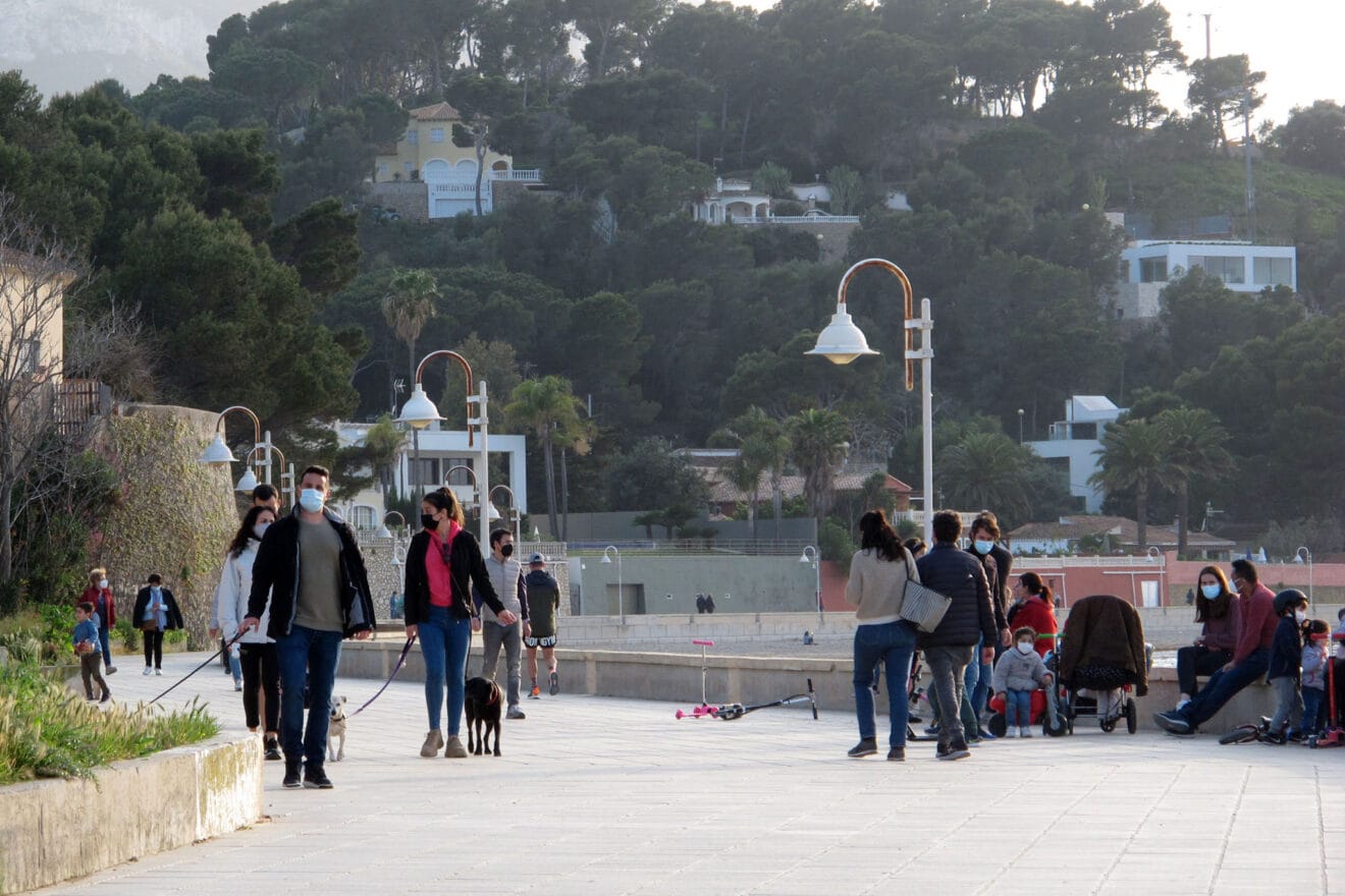 Gente paseando por la Marina Alta