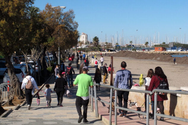 Imagen: Gente paseando por la Marineta Casiana durante la tercera ola