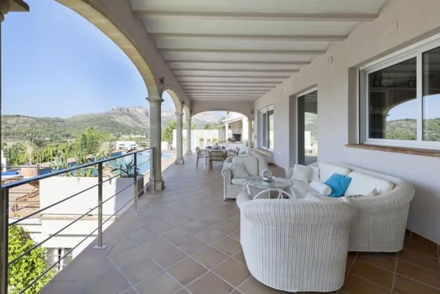Preciosa casa de vacaciones junto al campo de golf La Sella con Quality Rent a Villa 2 gran terraza cubierta villa para ocho personas quality rent a villa
