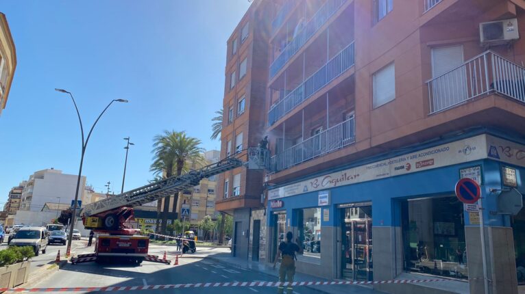 Bomberos trabajando en el incendio de la avenida de Alicante de Dénia