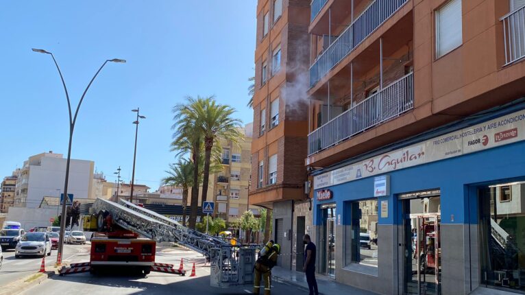 La grúa de los bomberos trabajando en el incendio de la avenida de Alicante de Dénia