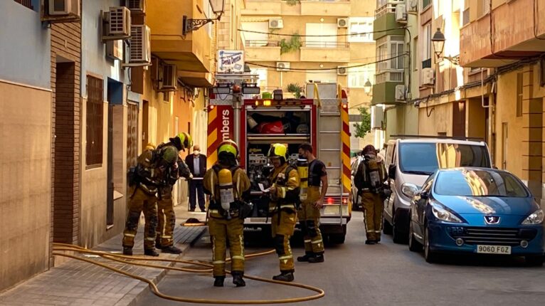 Un camión de bomberos trabajando en el incendio de la avenida de Alicante de Dénia