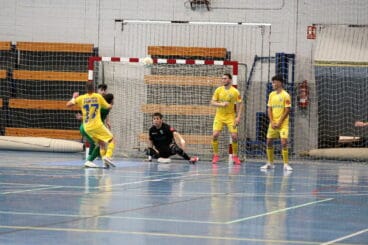 jugada en el area en el encuentro entre el cfs mar y el cerdanyola