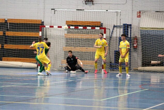 jugada en el area en el encuentro entre el cfs mar y el cerdanyola