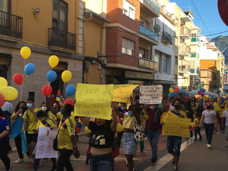 Manifestación contra la represión colombiana en Dénia 02