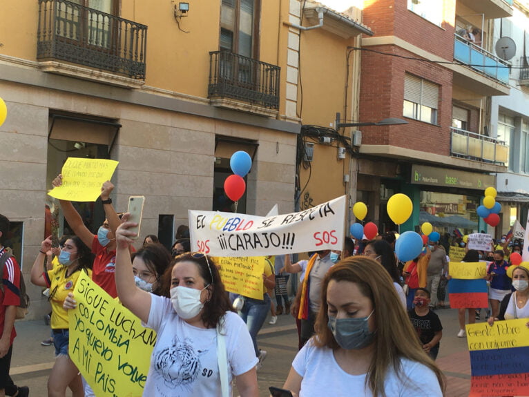 Manifestación contra la represión colombiana en Dénia 04