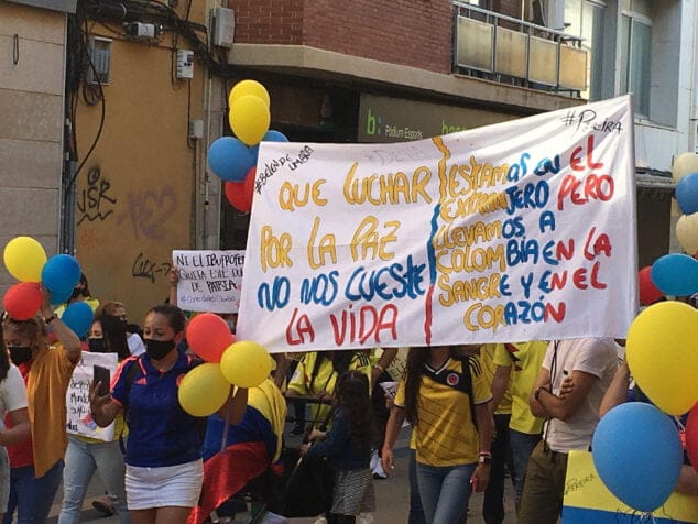 Una manifestación contra la represión colombiana reúne a más de medio millar de personas en Dénia 6 manifestacion contra la represion colombiana en denia 05