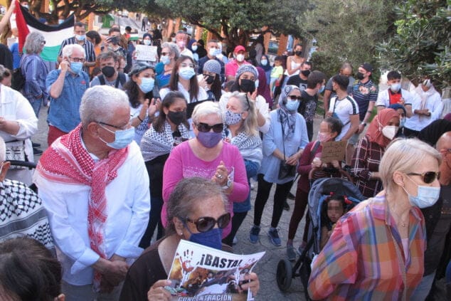 Medio centenar de personas se manifiestan en Dénia en apoyo al pueblo palestino 2 Imagen: Manifestación convocada en Dénia en apoyo a Palestina