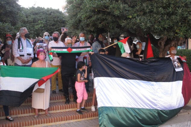 Medio centenar de personas se manifiestan en Dénia en apoyo al pueblo palestino 1 Imagen: Manifestación para pedir el fin de los ataques a Palestina en la Glorieta del País Valencià