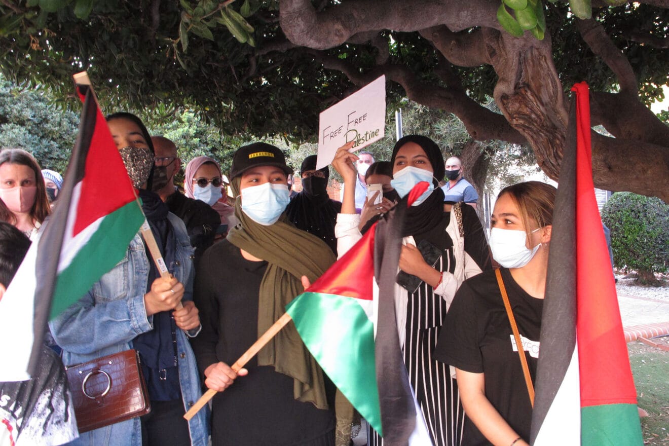 Manifestantes con carteles en los que piden la libertad de Palestina