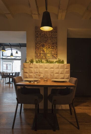 Mesa en el interior de Movida Dénia