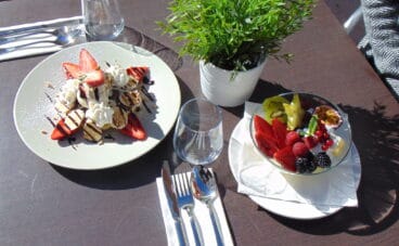 Mesa puesta con postres – Movida Dénia