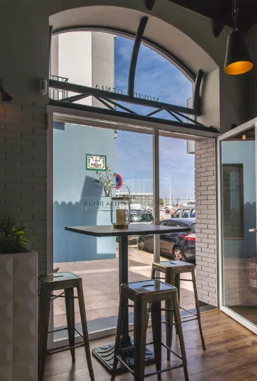 Mesa con taburetes en Movida Dénia