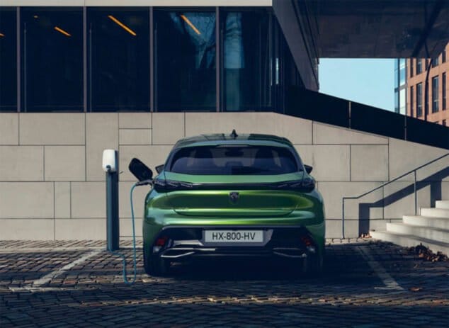 Imagen: El nuevo Peugeot 308 en un punto de recarga - Peumóvil