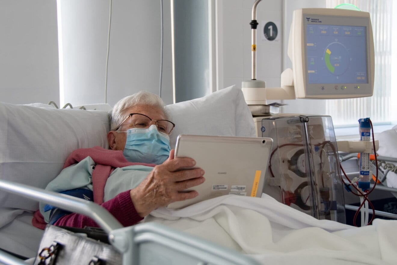 Paciente del hospital de Dénia con uno de los dispositivos cedidos