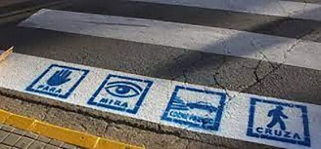 GdD pide al Ayuntamiento la colocación de pictogramas en pasos de cebra para fomentar la autonomía de las personas con TEA 1 Imagen: Pictogramas de TEAVIAL en un paso de peatones