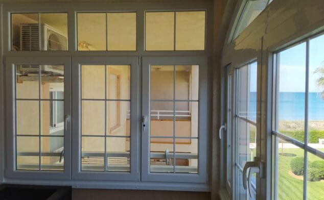 Imagen: Practicables oscilobatientes con fijo superior - Alucardona Pvc y Aluminios, S.L.