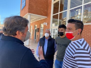 Rafa Carrió y Carles Mulet frente a la estación de tren de Dénia