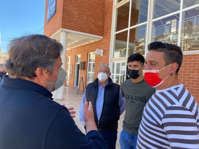 Compromís considera un agravio comparativo para los valencianos la decisión del gobierno de implantar peajes y pedirá una auditoría para exigir medidas compensatorias 2 Imagen: Rafa Carrió y Carles Mulet frente a la estación de tren de Dénia