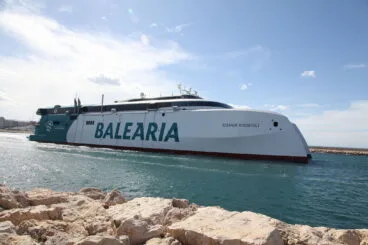 Salida del puerto del Eleanor Roosevelt de Baleària