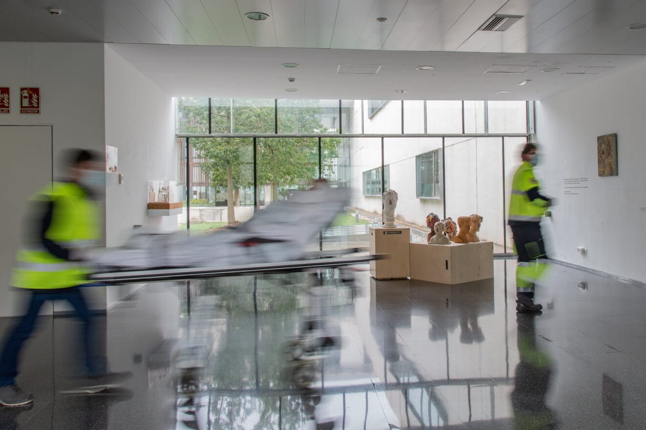 Sanitarios transportando una camilla en el Hospital de Dénia