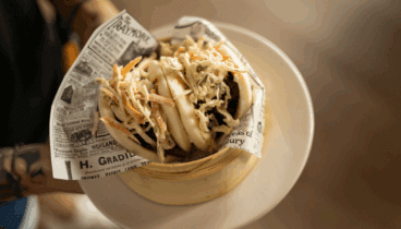 Su chef, Javier Sevilla, te ofrece platos internacionales