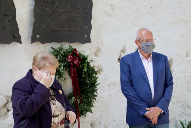 Dénia homenajea a los vecinos que sufrieron el horror nazi en Mauthausen-Gusen 1 Imagen: Teresa Pérez, hija de Vicente Pérez, depositando la corona de flores junto a Vicent Grimalt