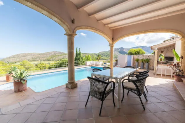 Preciosa casa de vacaciones junto al campo de golf La Sella con Quality Rent a Villa 1 Imagen: Terraza cubierta en una villa para máximo ocho personas - Quality Rent a Villa