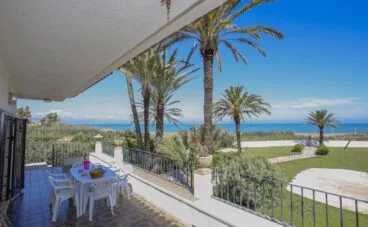 Terraza de una villa de vacaciones para seis personas en Dénia – Deniasol