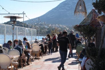 terrazas llenas en la escollera sur del puerto de denia