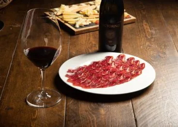 Toma una tapa con una copa del mejor vino en El Racó de la Xara