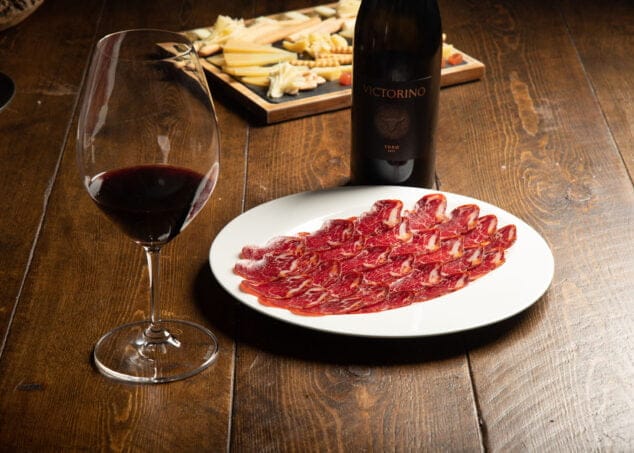 toma una tapa con una copa del mejor vino en el raco de la xara