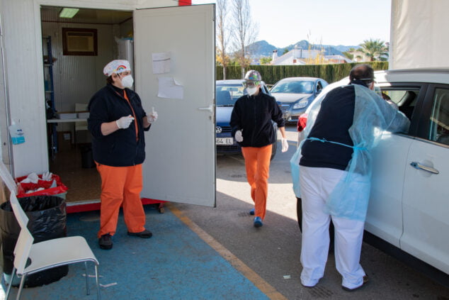 Imagen: Trabajadores del hospital de Dénia realizando pruebas PCR