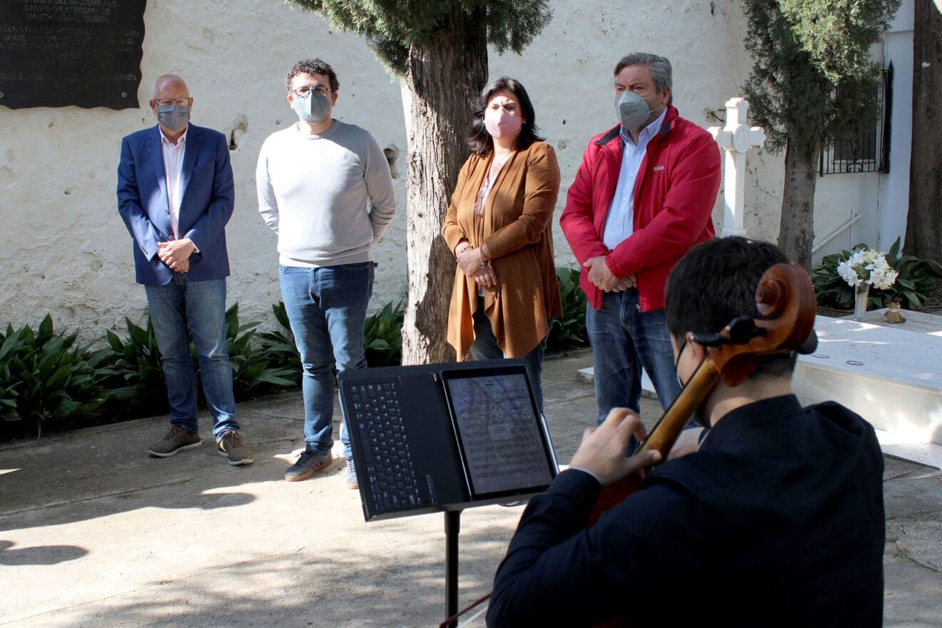 Vicent Grimalt junto a Raúl García de la Reina, concejal de cultura, Rafa Carrió, portavoz de Compromís, y María Mut, portavoz del PP, en el homenaje