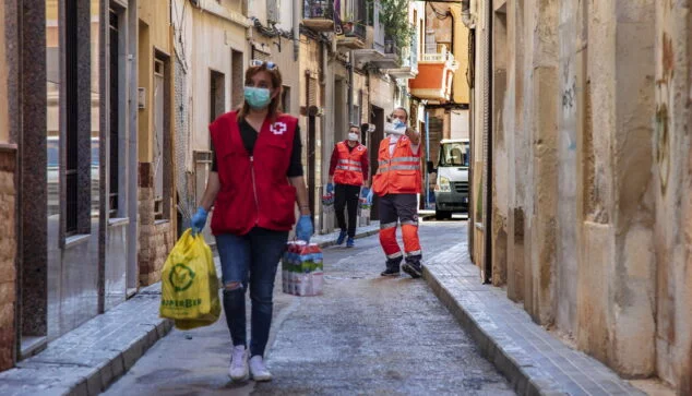 Imagen: Voluntarios de Cruz Roja entregando alimentos