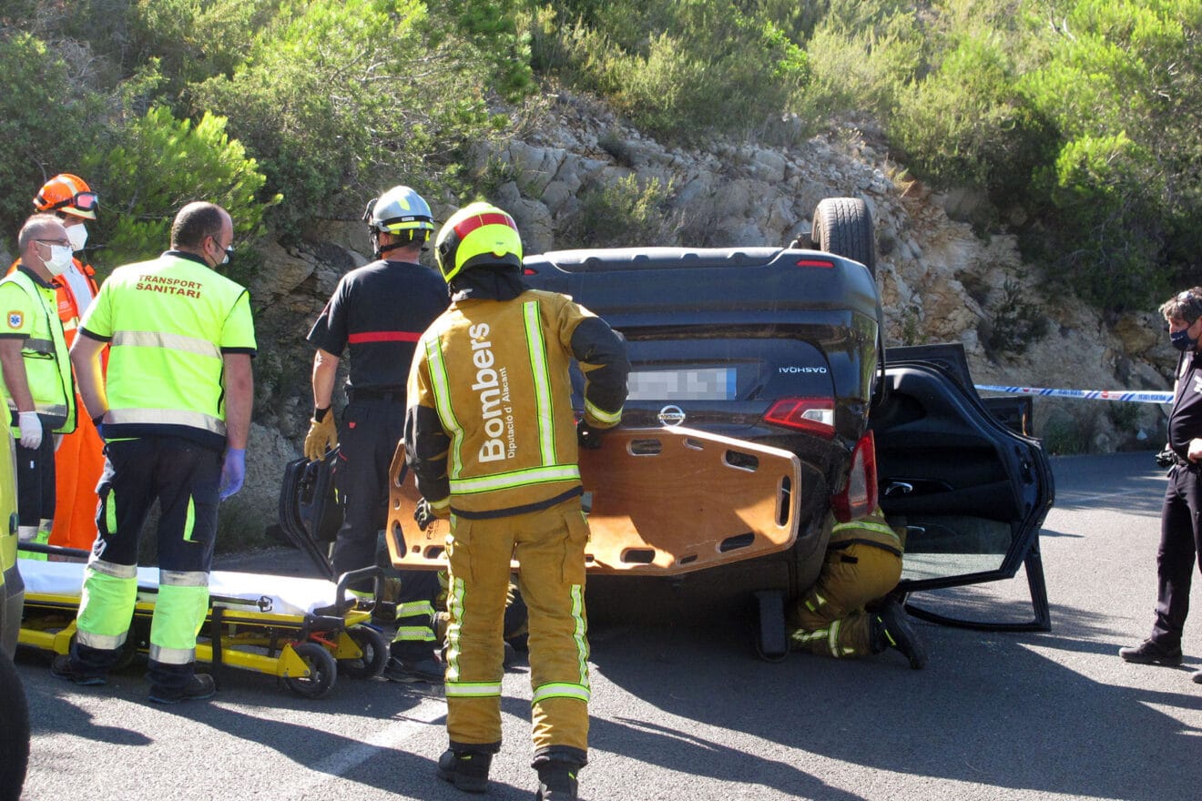 Accidente en Les Planes acaba con un vehículo volcado 01