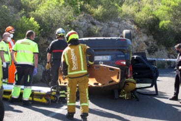 Accidente en Les Planes acaba con un vehículo volcado 01