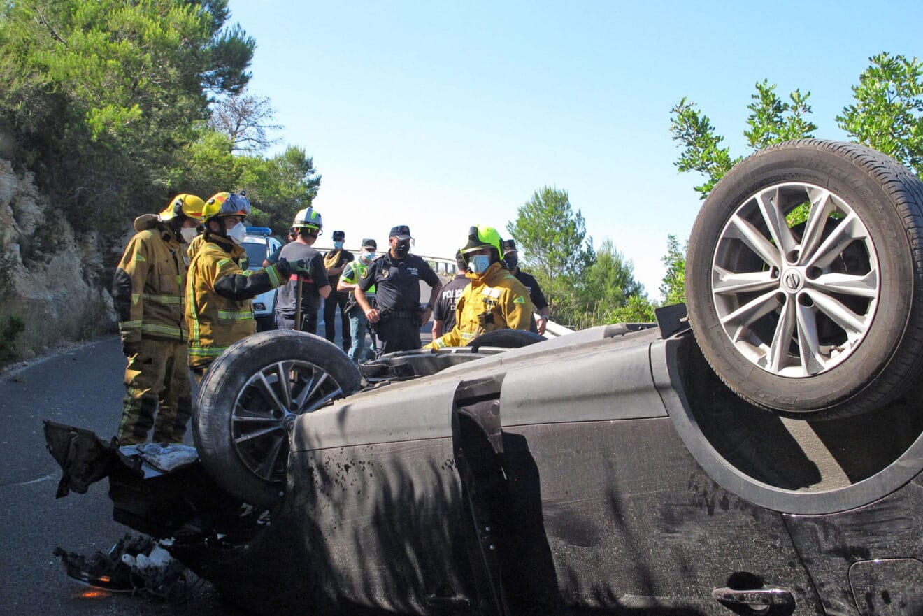 Accidente en Les Planes acaba con un vehículo volcado 02