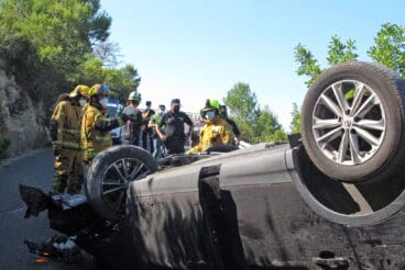 Accidente en Les Planes acaba con un vehículo volcado 02