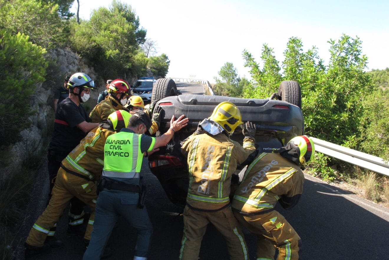 Accidente en Les Planes acaba con un vehículo volcado 03
