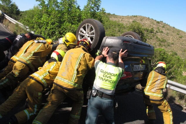 accidente en les planes acaba con un vehiculo volcado 04