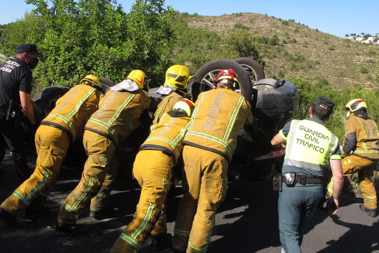 Accidente en Les Planes acaba con un vehículo volcado 05