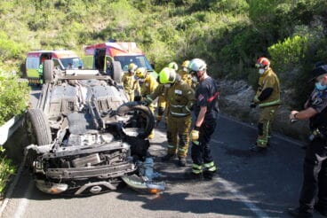 Accidente en Les Planes acaba con un vehículo volcado 06