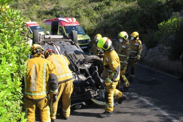 accidente en les planes acaba con un vehiculo volcado 07